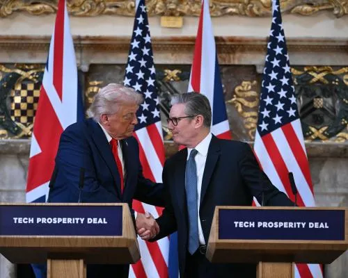 Donald Trump Turns Fire on Vladimir Putin and Praises UK in Press Conference with Starmer