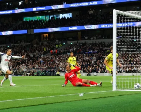 Goalkeeper Luiz's Costly Blunder Gifts Spurs Opening-Night Win